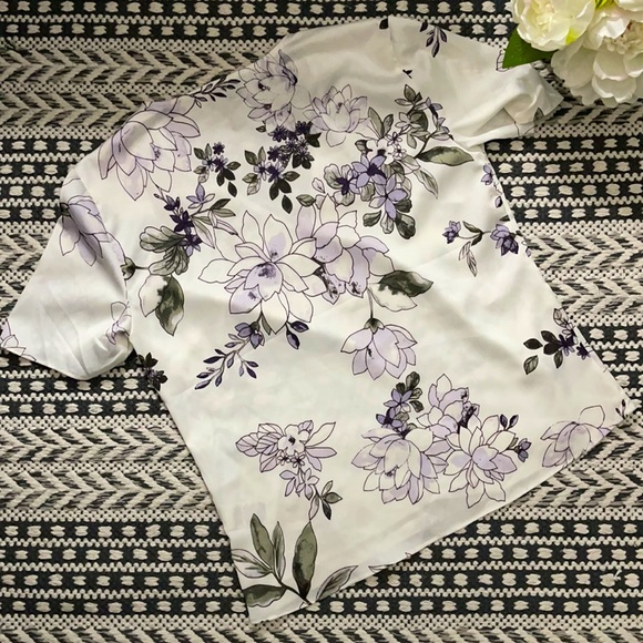 ✨2/20$✨NWOT DYNAMITE V-Neck Graphic Blouse - Picture 6 of 7